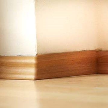 Sockelleisten kleben